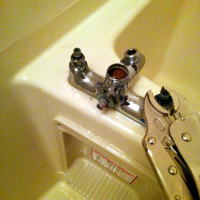 浴室カランの水漏れを修理している写真