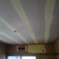 和室のラミネート天井をパテで修正しています。