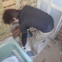 浴室の交換工事に伴う解体工事中です。