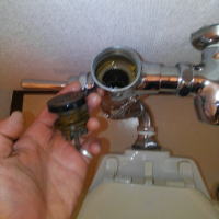 トイレ水漏れ修理中です。フラッシュバルブを交換します。