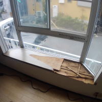 出窓の天板を修理していきます。