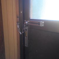 玄関引き戸の補助錠を交換しました。