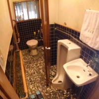 工事前のトイレ。古くて傷んでいます。